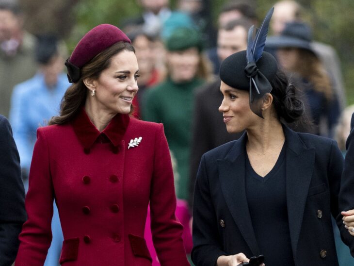 Kate Middleton y Meghan Markle conversando durante un evento