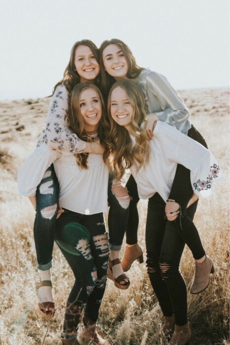 Hermanas abrazadas tomándose una fotografía