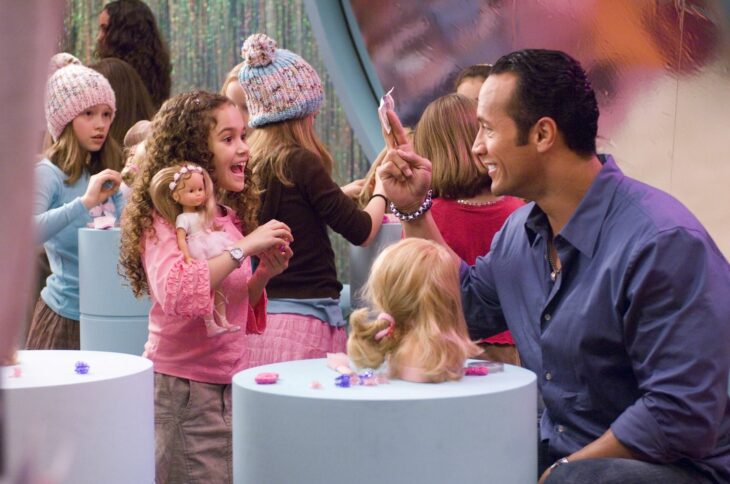 Escena de la película Entrenando a papá donde su hija y él disfrutan de un día de spa