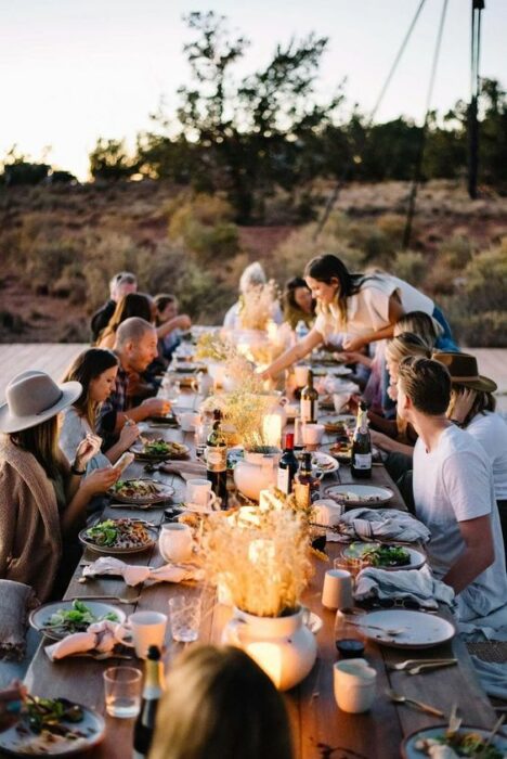 Familia alrededor de una mesa disfrutando de una deliciosa comida