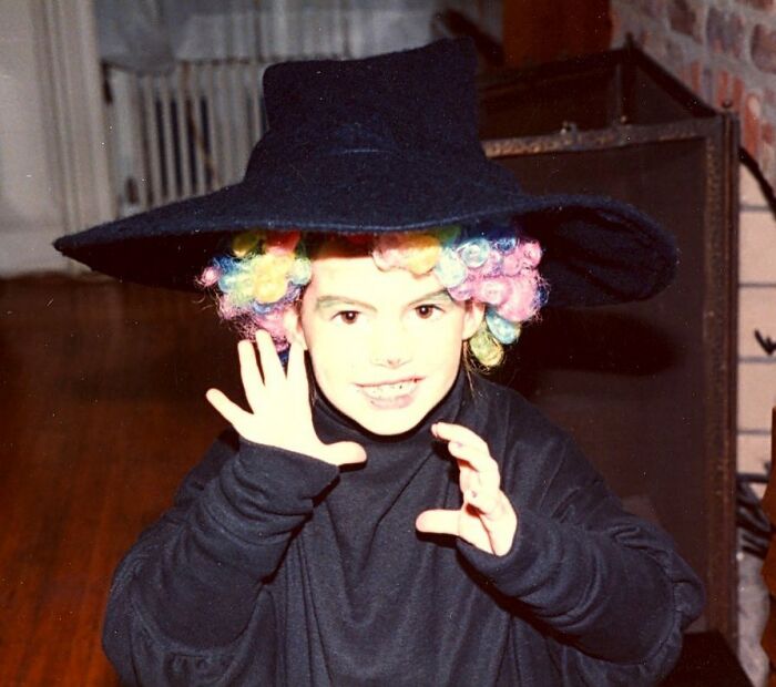 Anne Hathaway cuando era niña posando para una fotografía