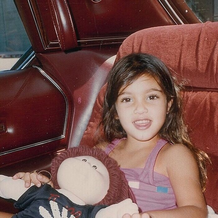 Kim Kardashian cuando era niña posando para una fotografía