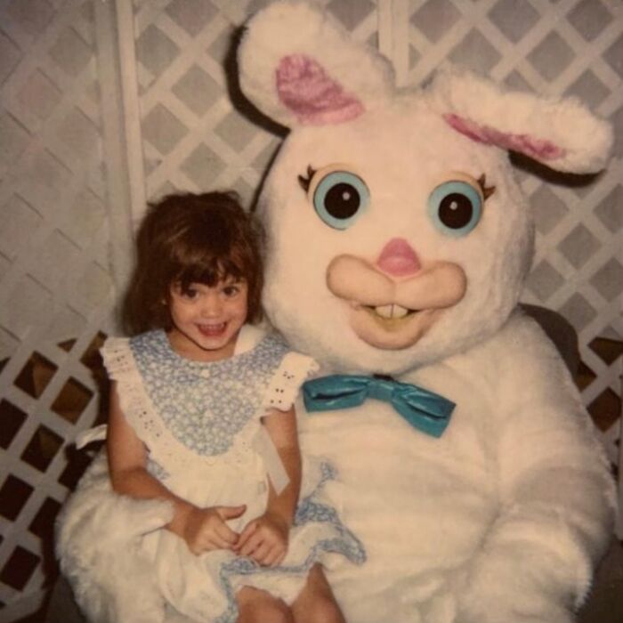 Katy Perry cuando era niña posando para una fotografía