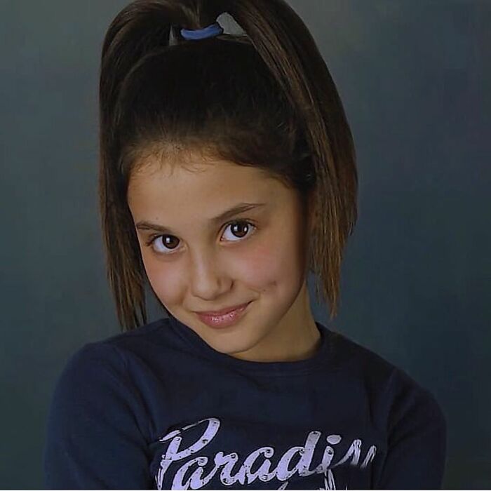 Ariana Grande cuando era niña posando para una fotografía
