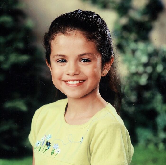 Selena Gomez cuando era niña posando para una fotografía