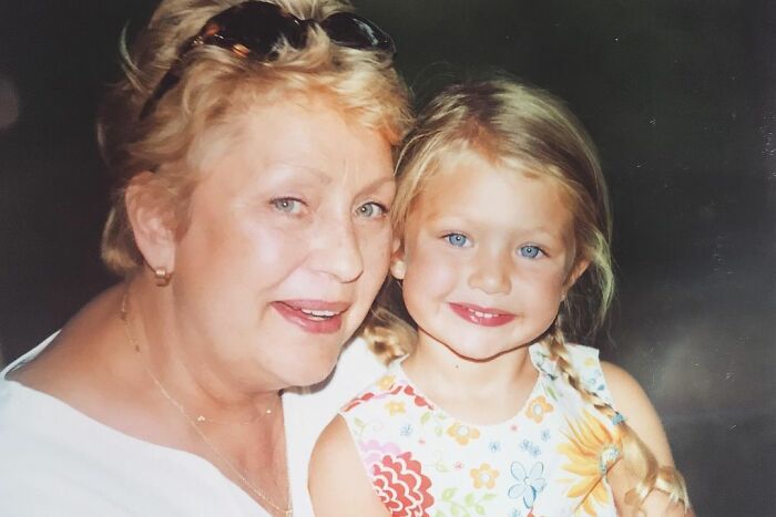 Gigi Hadid cuando era niña posando para una fotografía
