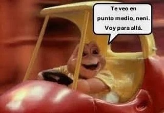 Meme bebé Sinclair dentro de un carro manejando