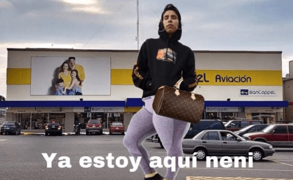 Meme chico afuera de una plaza comercial esperando a una clienta