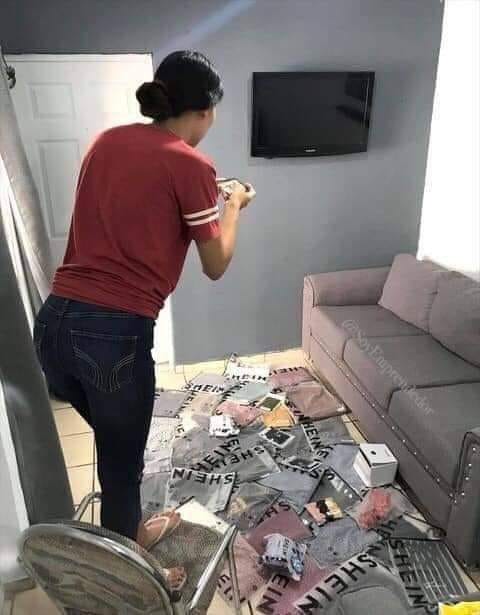 Chica tomando fotos de prendas de Shein