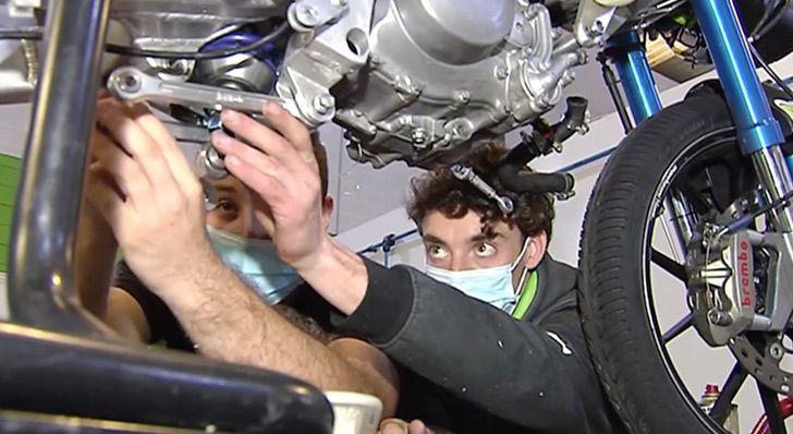 Carlos Alegre realizando prácticas de su carrera: Ingeniería Automotriz
