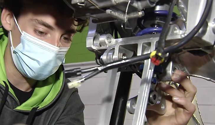 Carlos Alegre realizando prácticas de su carrera: Ingeniería Automotriz