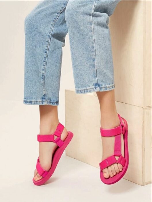 Sandalias de verano en color rosa neón