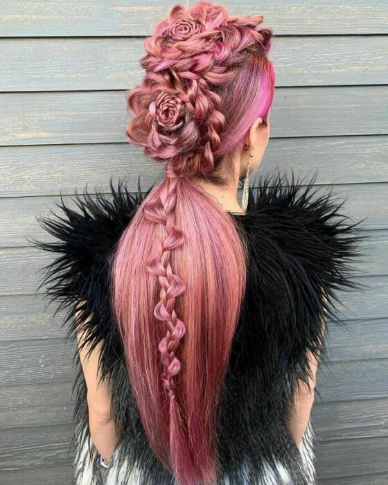 Chica con el cabello trenzado en una coleta y teñido de varios colores