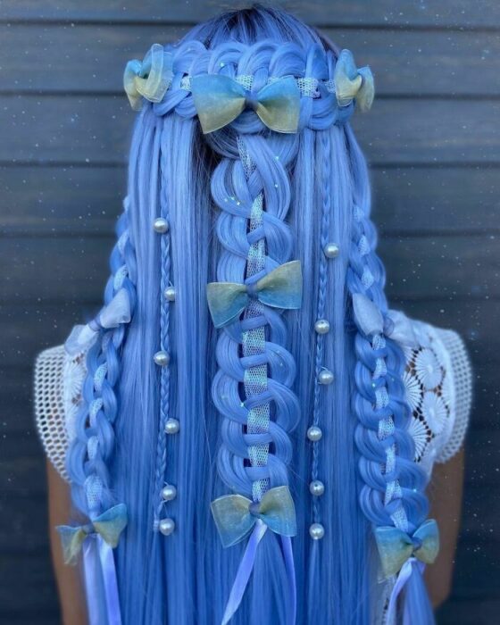 Chica con el cabello teñido de azul y trenzado de distintas formas