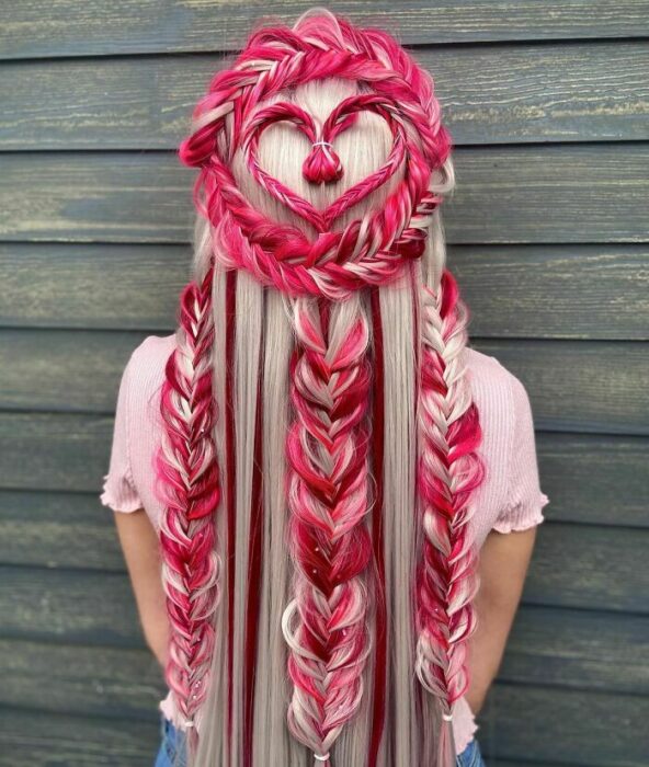 Chica con el cabello trenzado y teñido de rubio y rojo