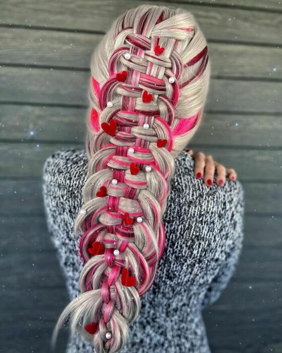 Chica con el cabello trenzado y teñido de rojo y rubio