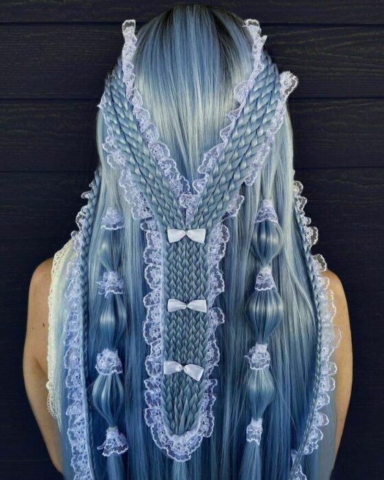 Chica con el cabello teñido de azul y trenzado de diferentes maneras
