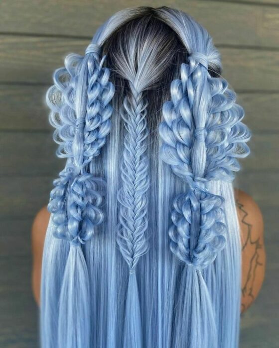 Chica con el cabello azul y trenzado de varias maneras