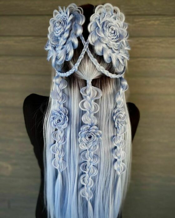 Chica con el cabello platinado y peinado con varias trenzas