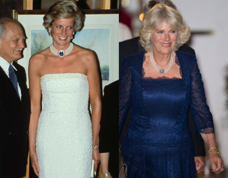 Comparación de Camilla Parker y Lady Di usando un collar de perlas con una joya en color azul