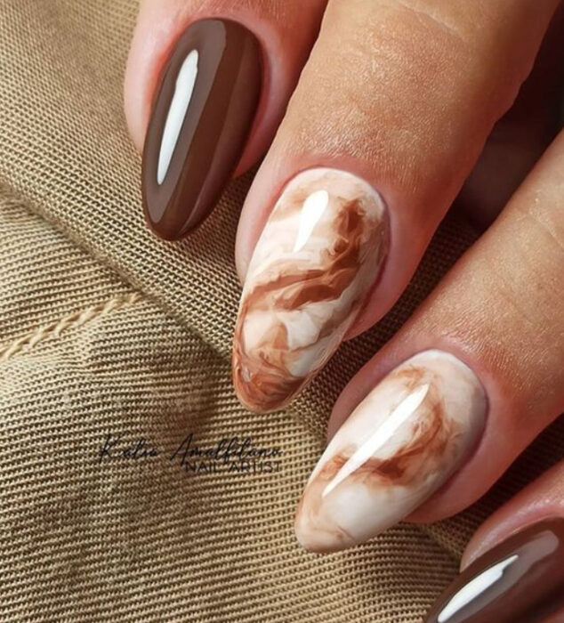 Manicura en tono café con efecto mármol