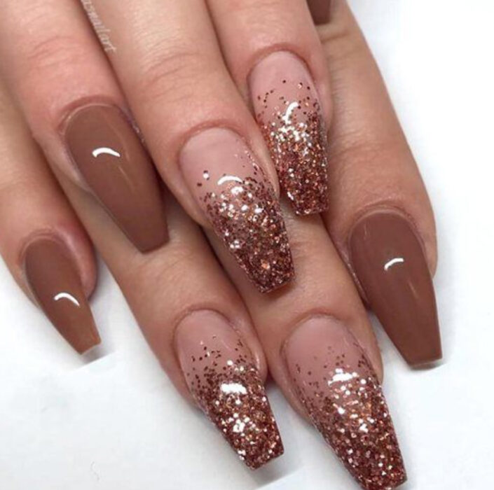 Manicura en tono café con diseño brillante