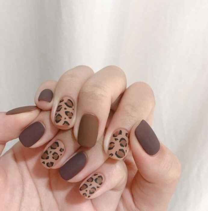 Manicura con diseño en tonos cafés y animal print