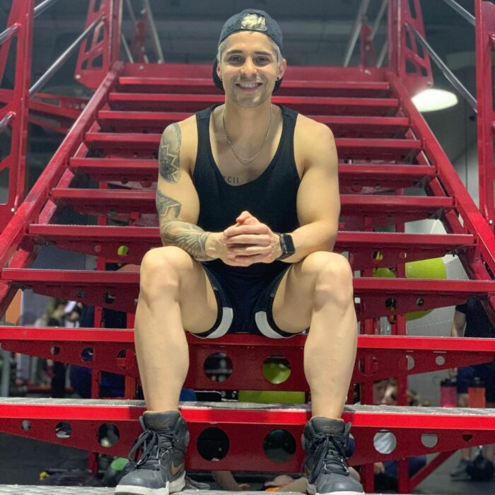 Chico posando para una fotografía en el gimnasio