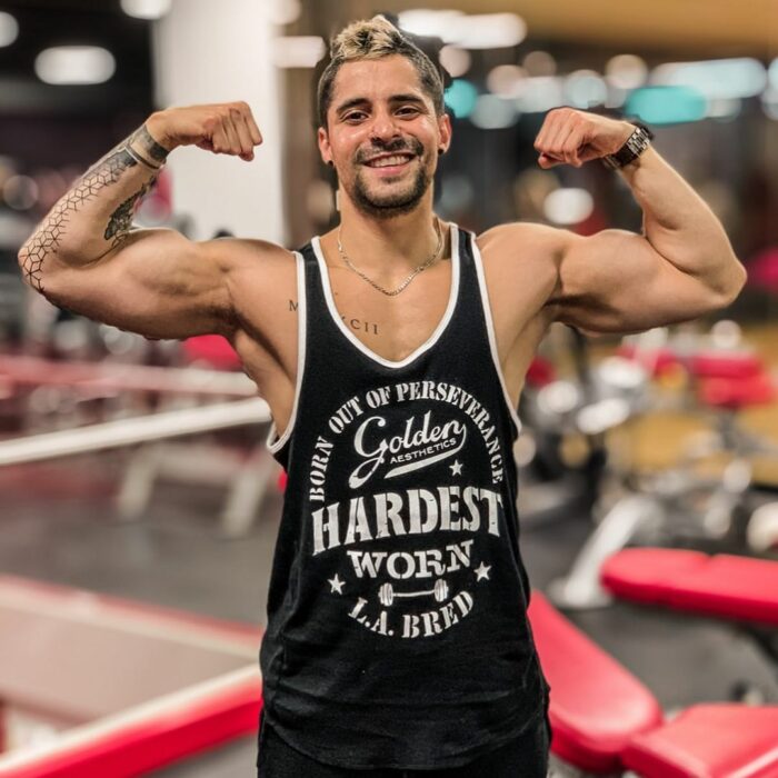 Chico fotografiado en el gimnasio