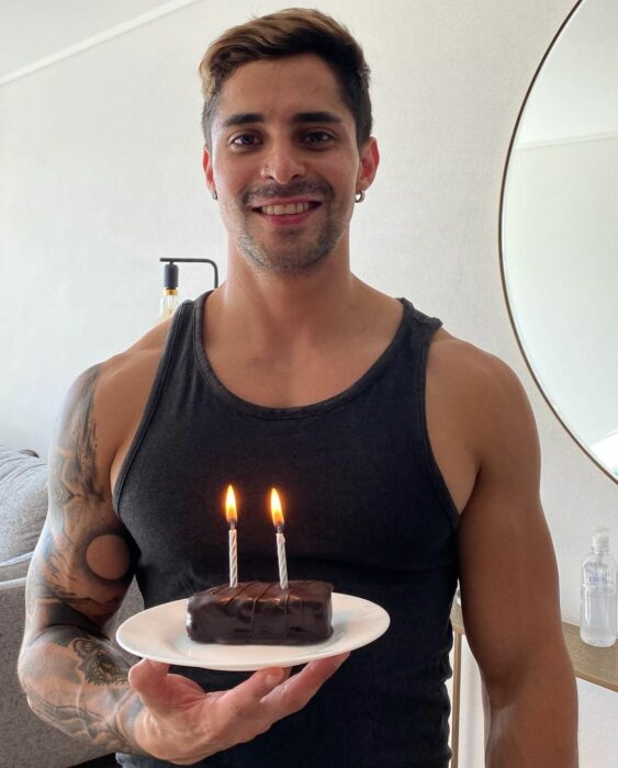 Chico celebrando su cumpleaños con un pequeño pastel