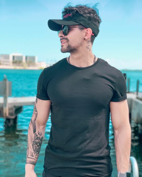 Chico posando en la playa