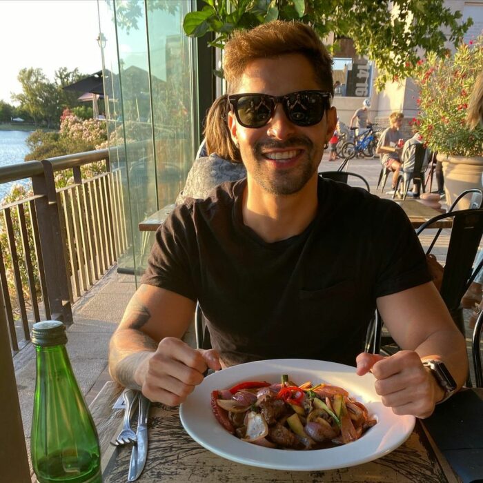 Chico disfrutando de una comida en un restaurante