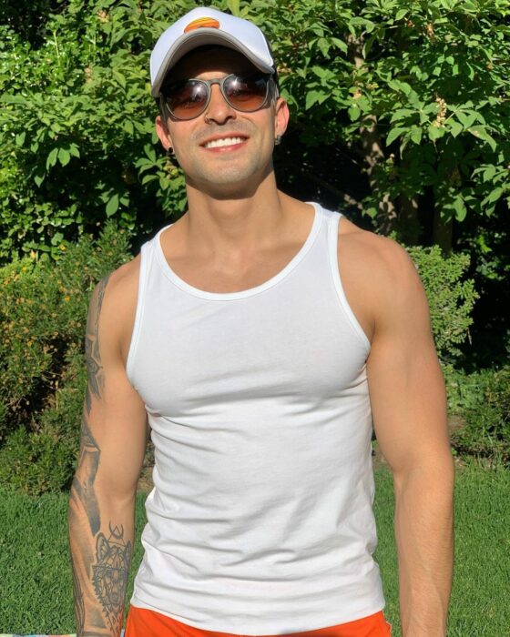 Chico tomando el sol en el jardín