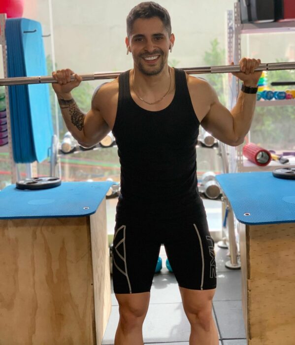 Chico levantando pesas en el gimnasio