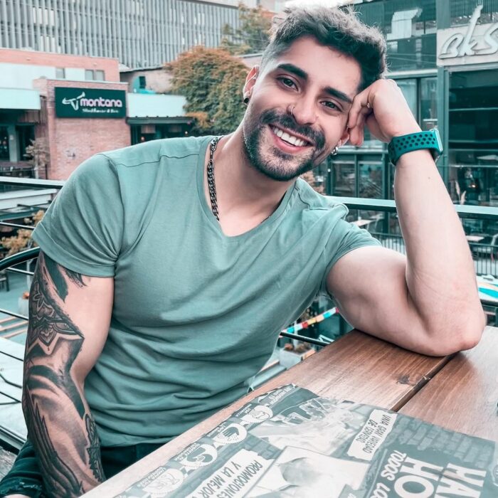Chico en un restaurante esperando su comida