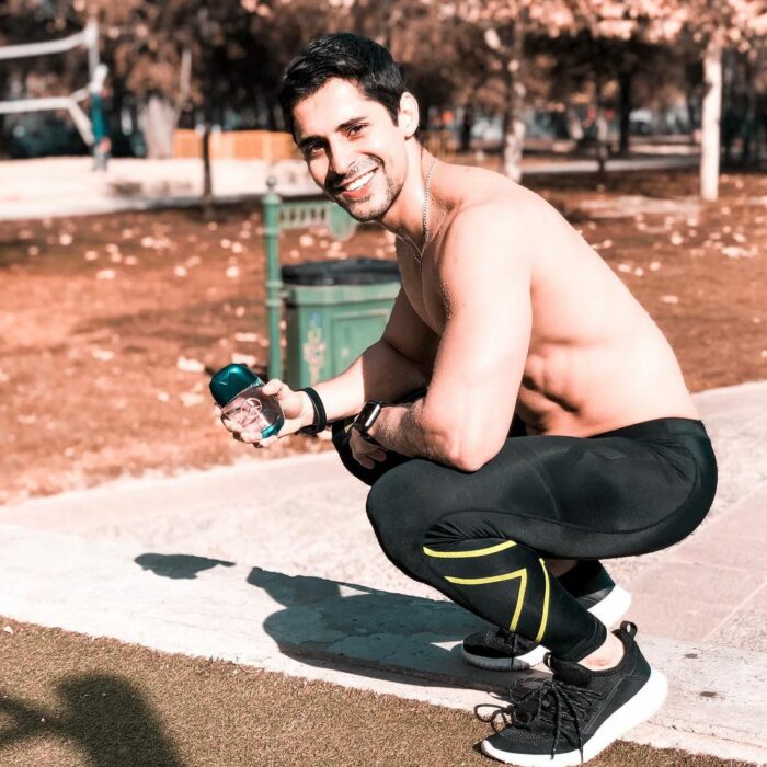 Chico ejercitándose en el parque al sol
