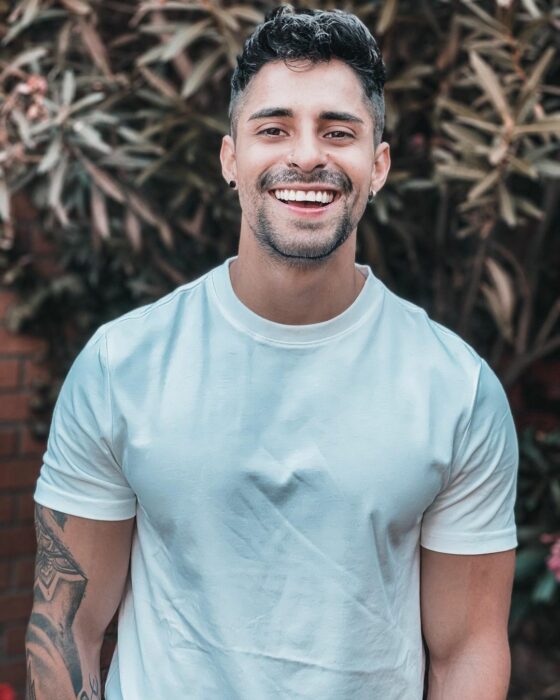 Chico sonriendo para una fotografía