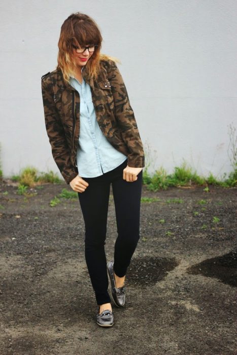 Chica usando una chaqueta de color verde militar con jeans y una blusa blanca