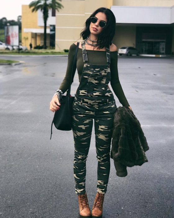 Chica usando un overol verde militar y un top verde