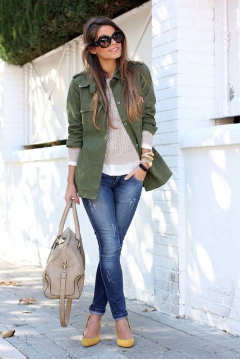 Chica usando jeans y chaqueta verde militar
