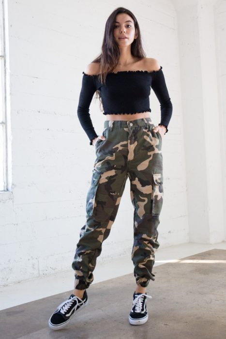 Chica usando pantalones verde militar con top negro