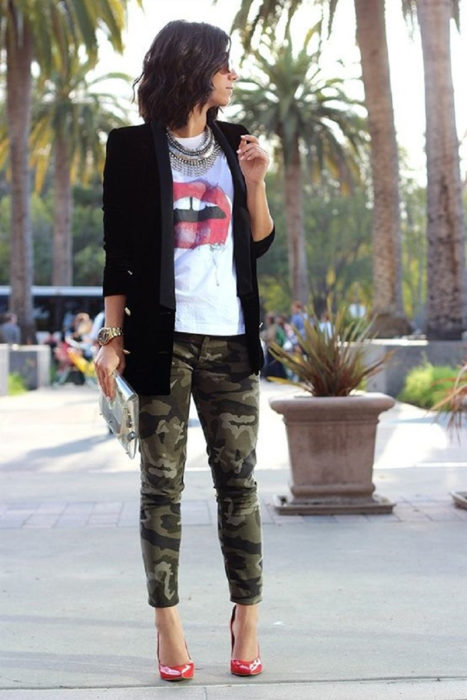 Chica usando pantalones verde militar con blazer negro y blusa blanca
