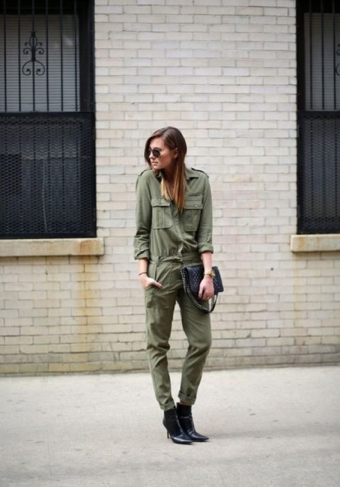 Chica usando un mono de color verde militar