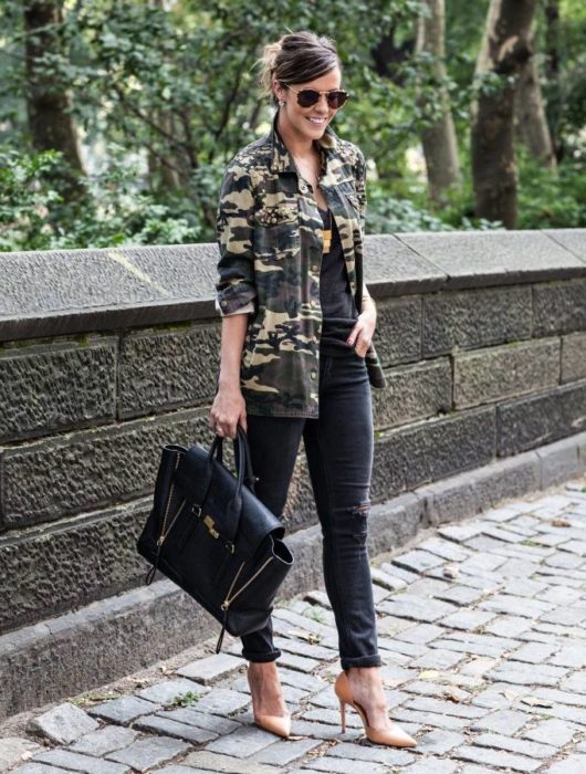 Chica usando chaqueta de color verde militar