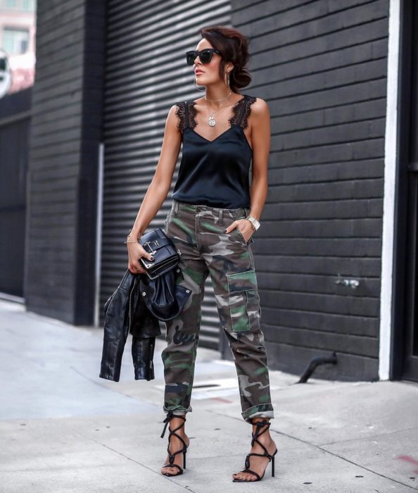 Chica posando con un outfit militar