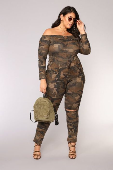 Chica plus size usando un palazzo de color café con estampado militar