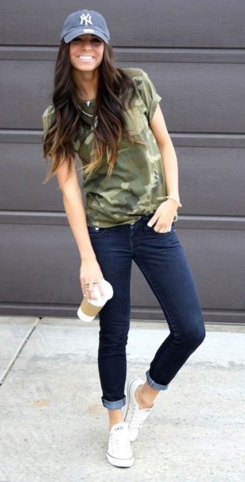 Chica usando una blusa verde militar
