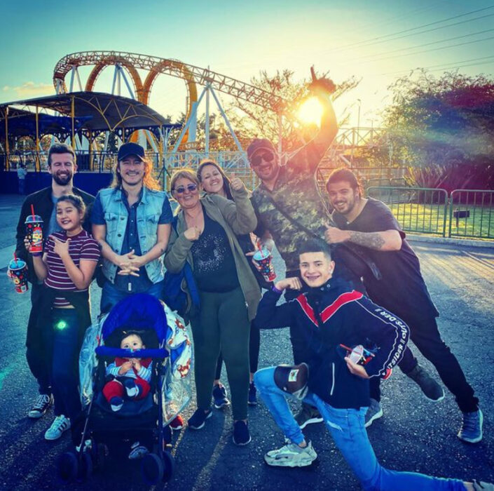 Familia Jiménez en un parque de diversiones