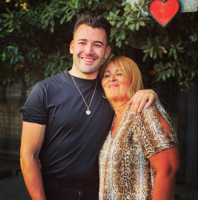 Jonathan y su mamá posando para una foto