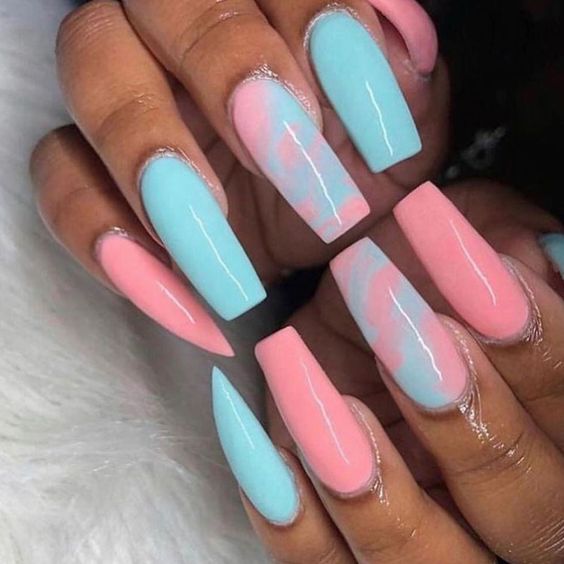 Uñas asimétricas color pastel azul y rosa